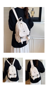 Détail d'un grand sac à dos en nylon crème avec boucle et multiples poches fonctionnelles