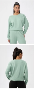 Vues avant et arrière d'un ensemble détente vert clair en maille gaufrée pour femme