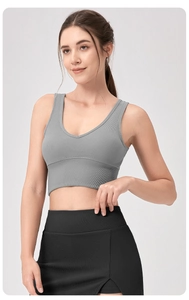 Détail de l'ensemble de yoga côtelé avec brassière grise col en V et jupe noire fendue