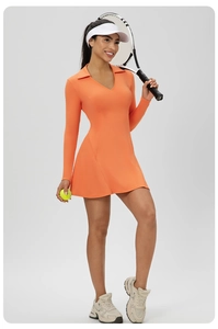 Détail d'une robe de tennis orange à manches longues avec col polo et jupe plissée en A