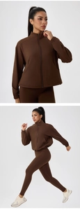 Detailansicht der Damen-Thermotrainingsanzug in Braun mit Stehkragenjacke und Yoga-Leggings