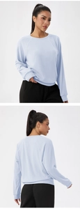 Détail de la texture gaufre sur ce haut de sport bleu clair à manches longues pour femme