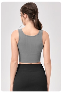Vue arrière du débardeur de yoga gris côtelé avec larges bretelles et dos échancré