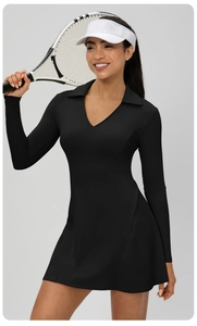 Détail de la robe de tennis ajustée à manches longues, col en V et tissu respirant