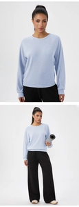 Vue détaillée de la maille gaufrée bleu clair et des poignets côtelés sur le t-shirt femme