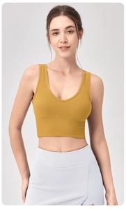 Détail d'un crop top de yoga jaune côtelé avec col en V profond et larges bretelles
