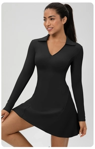 Détail de la robe polo noire à manches longues avec taille ajustée et tissu respirant