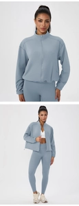 Detail der hellblauen Thermo-Yoga-Jacke mit Stehkragen und elastischen Bündchen