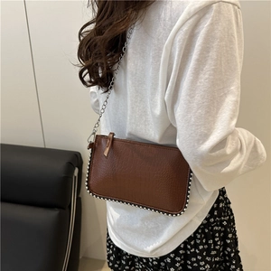 Sac bandoulière marron motif crocodile avec rivets argentés et bandoulière chaîne
