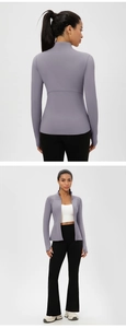 Vista dettagliata anteriore e posteriore della giacca da yoga grigio lavanda con zip