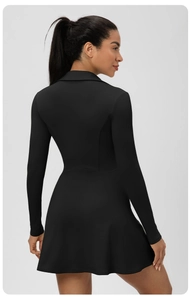 Vue arrière d'une robe de tennis noire moulante à manches longues avec taille cintrée