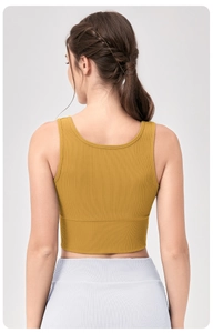 Détail du débardeur de yoga jaune gingembre à larges bretelles et dos encolure en U