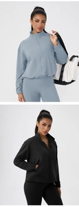 Detailansicht des Stehkragens und Reißverschlusses der Fleece-Yoga-Jacke für Damen