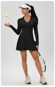 Robe de tennis noire à manches longues avec col en V et coupe évasée en ligne A
