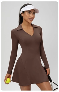 Détail du col en V et des manches longues sur cette robe de tennis marron ajustée