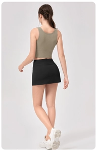 Vue arrière du gilet de yoga ajusté et jupe de tennis en vert olive et noir