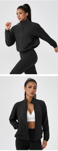 Detail einer schwarzen Fleece-Yoga-Jacke für Damen mit Stehkragen und Reißverschluss