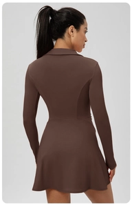 Vue arrière montrant les coutures et la coupe trapèze de la robe de tennis marron à manches