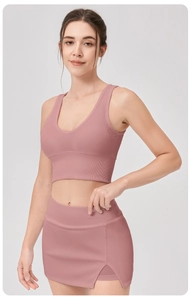Détail de la texture côtelée et de la fente latérale de cette jupe de tennis rose