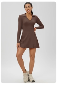 Robe de tennis marron foncé à manches longues avec col en V et silhouette sport ajustée