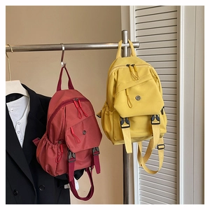 Détails des mini sacs à dos en rouge et jaune avec bretelles réglables