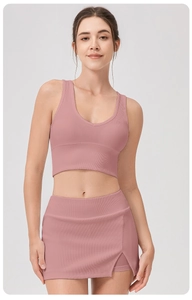 Détail du tissu côtelé et du col en V sur le gilet de yoga rose foncé pour femme