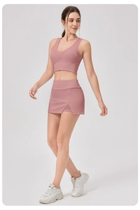Détail de la maille côtelée et fente latérale sur l'ensemble de yoga rose mauve haut de gamme