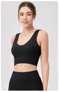 Détail du débardeur de yoga noir côtelé avec larges bretelles et décolleté en U