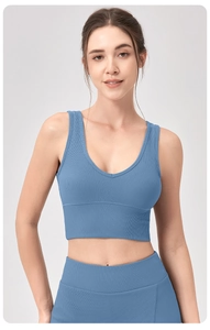 Détail du débardeur de yoga bleu à fines côtes, tissu extensible et texture respirante