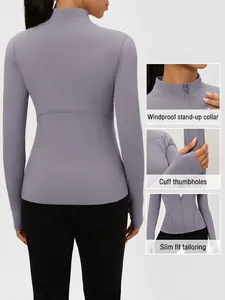 Giacca da yoga da donna lilla, vestibilità slim, collo alto e dettagli passapollice