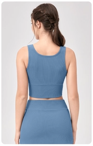 Détail de la texture en maille côtelée bleue et dos nageur du débardeur de yoga élastique