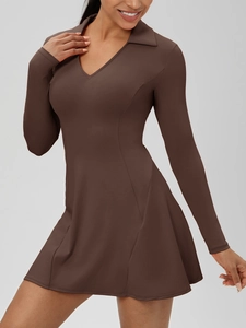 Robe de tennis marron foncé à manches longues avec col polo en V et coupe évasée