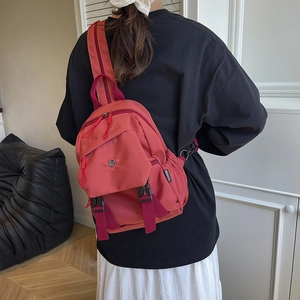 Sac à dos minimaliste en nylon rouge pour voyage avec boucle tendance et larges sangles