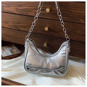 Détail du sac demi-lune argent métallisé avec texture froissée et chaîne en métal