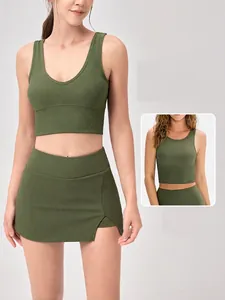 Ensemble yoga vert côtelé avec débardeur réversible col V ou rond et jupe de sport chic