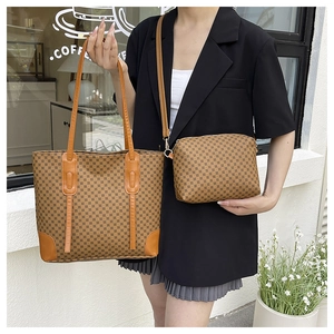 Détail du grand sac cabas marron à motif monogramme avec sa pochette bandoulière assortie