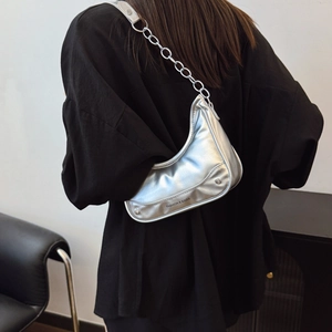 Sac bandoulière demi-lune argenté métallisé avec chaîne porté par un mannequin en vue latérale
