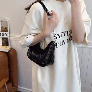 Chic sac demi-lune en cuir verni noir avec bandoulière chaîne argentée et rivets métal
