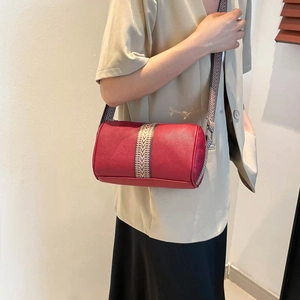 Rote Boston-Tasche mit gewebtem Ethno-Gurt und Lychee-Struktur im Retro-Stil
