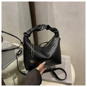 Détail du sac hobo plissé noir avec fermeture éclair dorée et poignée nuage