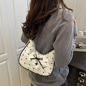 Sac demi-lune blanc avec imprimés nœuds noirs et pendentif cœur argenté chic
