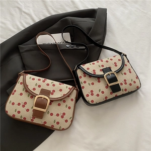 Sac bandoulière vintage en toile avec imprimés cerises et bordures en cuir marron et noir