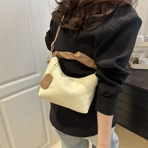 Sac sous le bras plissé crème chic avec bandoulière cuir marron et boucles dorées