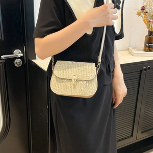 Sac bandoulière en paille tressée avec broderie florale et boucle en métal pour l'été