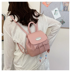 Detailansicht der Rückseite eines rosa Mini-Rucksacks mit Perlen und Silber-Metallplatte