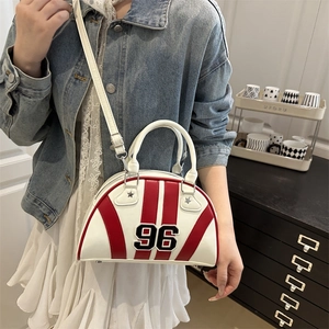 Sac bowling blanc style sport avec bandes rouges et écusson numéro 96 pour femmes