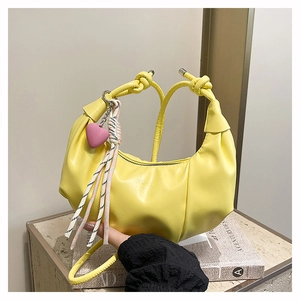 Vue détaillée du sac croissant jaune en cuir PU plissé avec poignée à nœud élégante