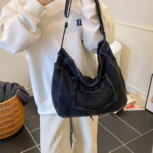 Borsa a tracolla in denim stile giapponese con cuciture bianche e bordi sfrangiati