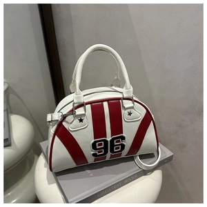 Détail du sac Boston vintage blanc avec rayures rouges et broderie 96 sur cuir mat