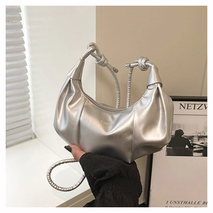 Détail du sac nuage argenté métallisé avec texture froncée et bandoulière nouée